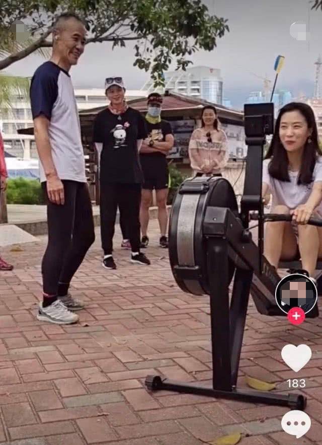 高仿女手包:让你体验奢华的同时保持高性价比
