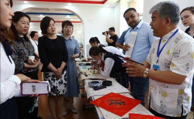 正品与高仿包:如何在奢侈品市场中做出明智选择?